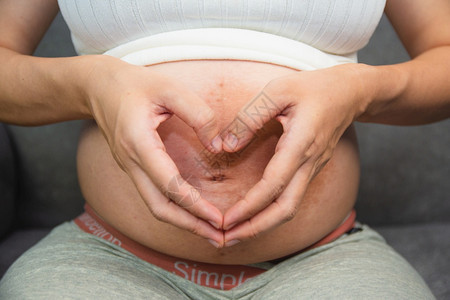 产假成人怀着胃爱的婴儿孕妇快乐图片