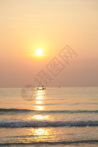 海上升起的日出渔船图片