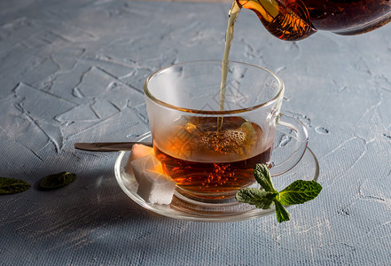 杯茶薄荷叶持者含薄粉和糖的茶食物健康马克杯图片