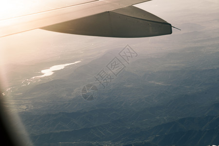 欧洲旅游航天从飞机内西班牙耶萨水库窗口的日落视景象图片