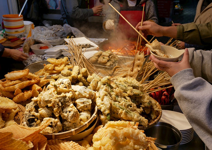 汤韩国街头食品摊Odeng鱼饼烤肉Tetokbokki和其他油炸食品东方的炒年糕图片