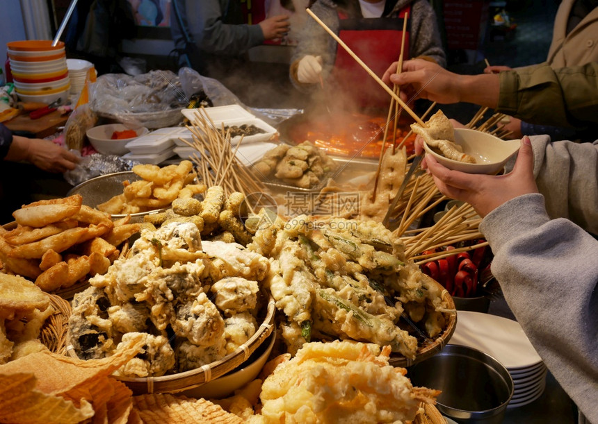 汤韩国街头食品摊Odeng鱼饼烤肉Tetokbokki和其他油炸食品东方的炒年糕图片