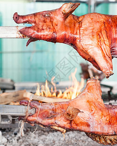 烧烤时的猪肉可口户外炙烤图片