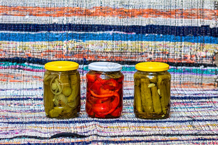 罐头食物胡椒带有腌制红甜和黄瓜的玻璃罐子图片