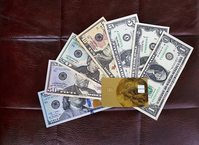 现金存钱和的概念信用卡银行靠在皮椅背景上的一组美元信用卡银行靠在皮椅背景上的一组美元金融洗钱背景图片