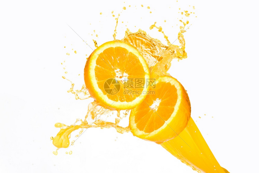 溅起水果橙汁喷洒在半橘子上白色背景营养图片