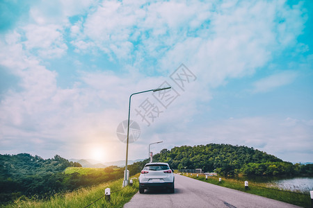 停放车在有自然山地背景的公路上模型现代的图片