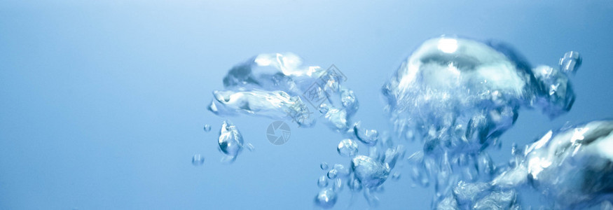 新鲜的运动液体蓝色纯水中升至表面的气泡摘述背景图片