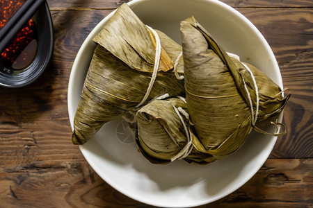 白饭Zongzi龙船节的传统食物和苦木辣椒酱的一种包裹图片