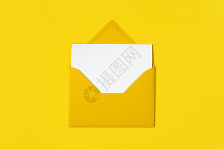 沟通空白卡黄色背景模板上孤立的黄色信封或用复制空间白卡模拟班纳黄色背景模板上隔离的黄色信封或装有复制空间模拟班纳Banner卡片图片