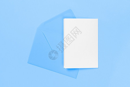 礼物明信片空白的卡蓝信封色在背景模板上隔离或用复制空间模拟班纳图片