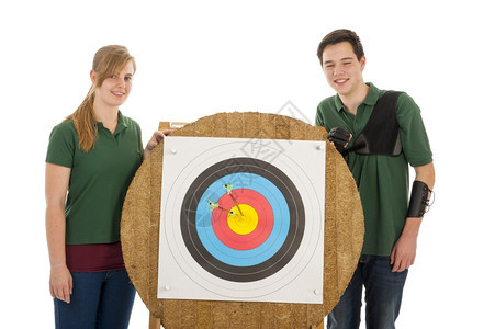 羽毛除了猎人年轻女孩和男站在牛角旁对准射箭目标的眼睛图片