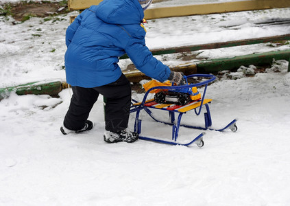 乐趣时间假期儿童乘雪车滑玩具汽是一部推土机图片