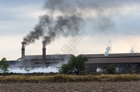 生态烟囱产的黑和工业废旧物造成的空气污染力量热的图片