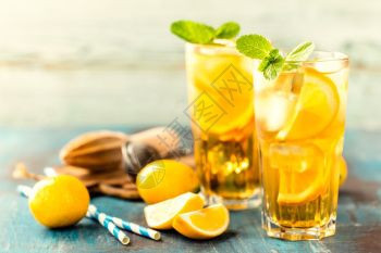 喝冷夏饮料或柠檬水的冰甜茶夏天食物图片