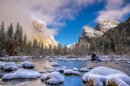 美国加利福尼亚州Yosemite公园冬季的美丽景象云雪高山图片