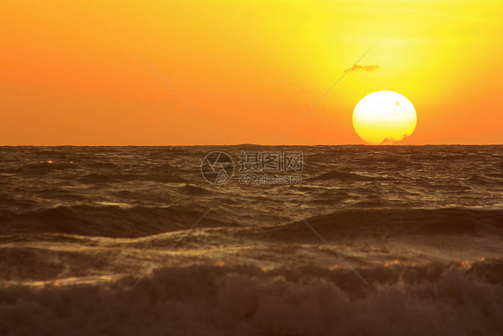 太阳从海中升起图片