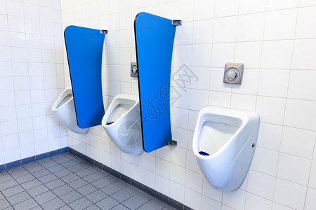 厕所男生在白墙上小便池高中时有蓝色隔板舍内维尔汇图片