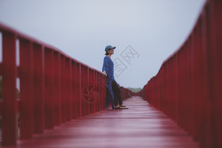 出差码头年轻女站在红木桥上泰国模型图片