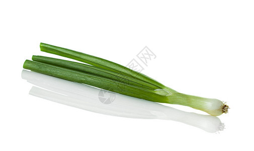 生的吃绿色白背景上孤立的绿洋葱图片