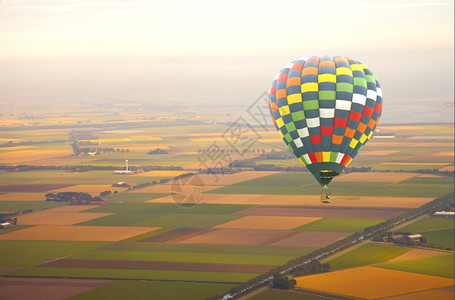 冒险热空气在带有荷兰风景的空气球上中查看乐趣图片