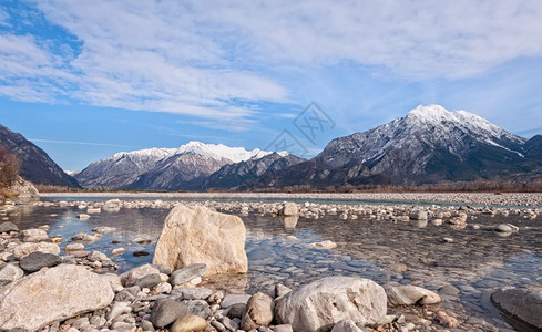 旅游假期意大利阿尔卑斯弗里乌阿尔普斯山脉和河流的美丽风景结石图片