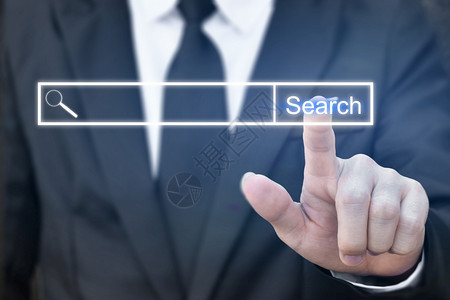 使用按键搜索概念Businessman点击虚拟屏幕上的互联网搜索页面技术数字的图片