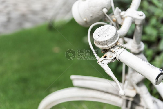 景观花园背的白色自行车文艺和然概念关闭和自行车手柄复古的框架图片