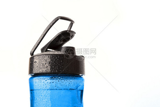 覆盖塑料蓝色运动瓶上覆满了白底孤立的液滴子训练飞沫图片
