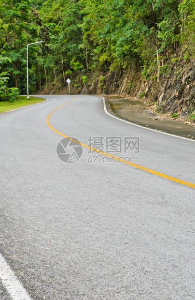 热带雨林中的灰尘弯曲道路风景运输图片