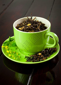 杯子木背景上的一杯绿茶喝黑色的图片