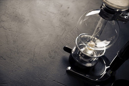 工具爱乐压在生锈黑石块桌上的真空咖啡制造器也称为真空锅抽水或催眠咖啡制造器复文本空间林图片