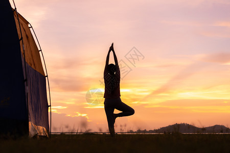 亚洲年轻女在日落时练习和瑜伽放松自然背景快乐的淑女身体图片