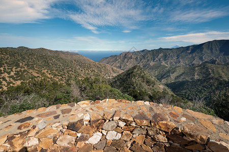 森林风景优美罗克与西班牙加那利群岛拉戈梅背景中的山区和峡谷视角LaGomera景观图片