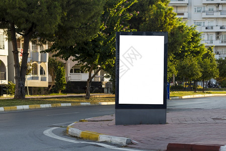 地标空白的街道路边广告牌城市使用的空广告牌高清图片