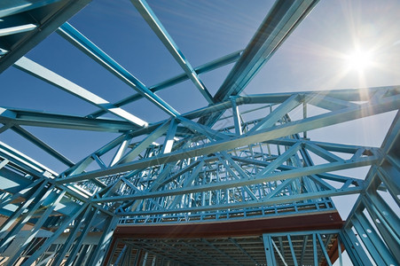 材料地点太阳新的住宅建筑家用金属制成蓝色天空以对抗蓝图片