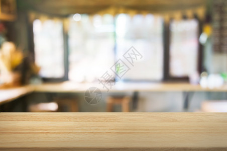 内部的散焦空木纸桌在模糊的混合咖啡店厅背景上超过图片