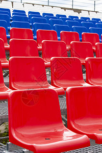 坐场地支持者体育的空塑料椅子图片