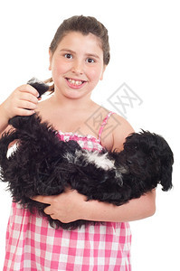 美丽可爱的小女孩玩她狗孤立在白种背景上微笑色的图片