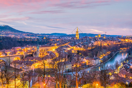 地标暮伯尔尼老城日落时瑞士在欧洲首府历史的图片