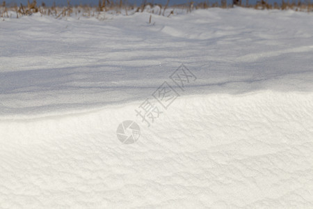 美丽的优在阳光明媚的冬季日上积雪结构中的积雪运动夹紧了积雪运动的自然结构装饰品图片