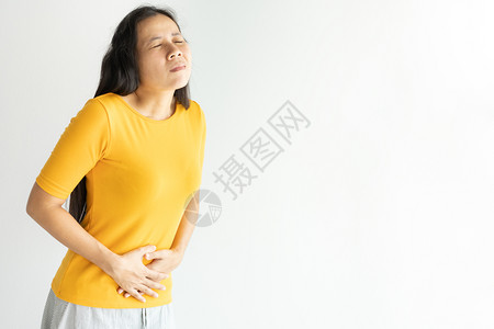腹部疼痛的女性图片