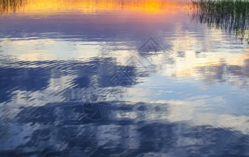 瓦南瑞典尔姆兰Vanern湖瑞典瓦尔姆兰州带有草原抽象背景的湖中夜天空反射夏金的图片