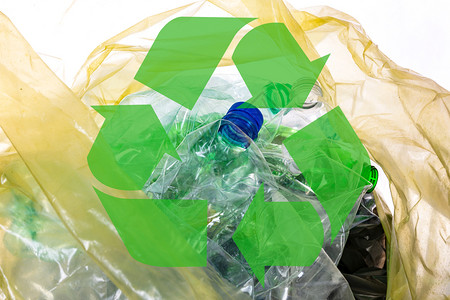 喝环境保护概念垃圾袋中的空塑料废物装有回收标志和全球的生产图片