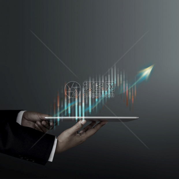 高利润技术股票市场商业增长战略规划概念商人提出数字平板电脑上的数字图表和信息包括男人金融的图片