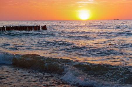 安静的黄昏波罗海日落美丽出和海浪美丽的日出和海浪波罗的日落景观图片