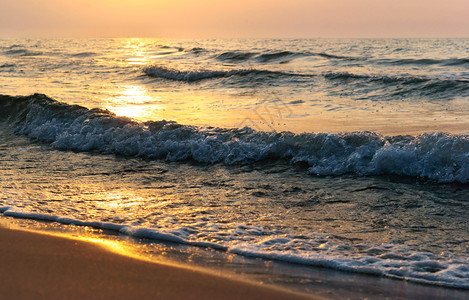 夕阳映在海面图片