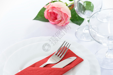 餐桌上的玫瑰花和餐具图片