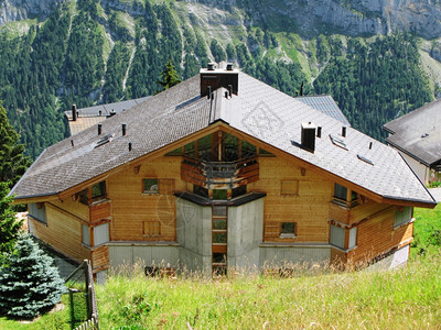 小木屋著名的瑞士滑雪胜地Mueren度假小屋陡采取图片