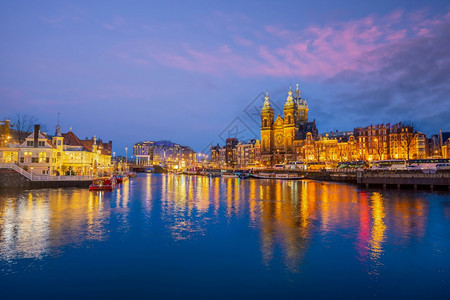 旅游的行目地阿姆斯特丹市下城天线日落时荷兰的城市风景图片